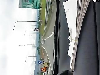 guidando con le tette fuori dalla camicetta