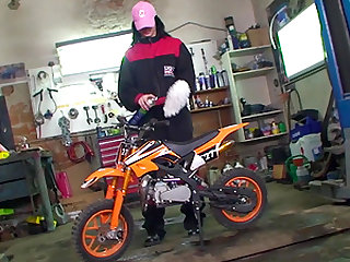 Roxy Hard works in a garage and all those machines just make her wet